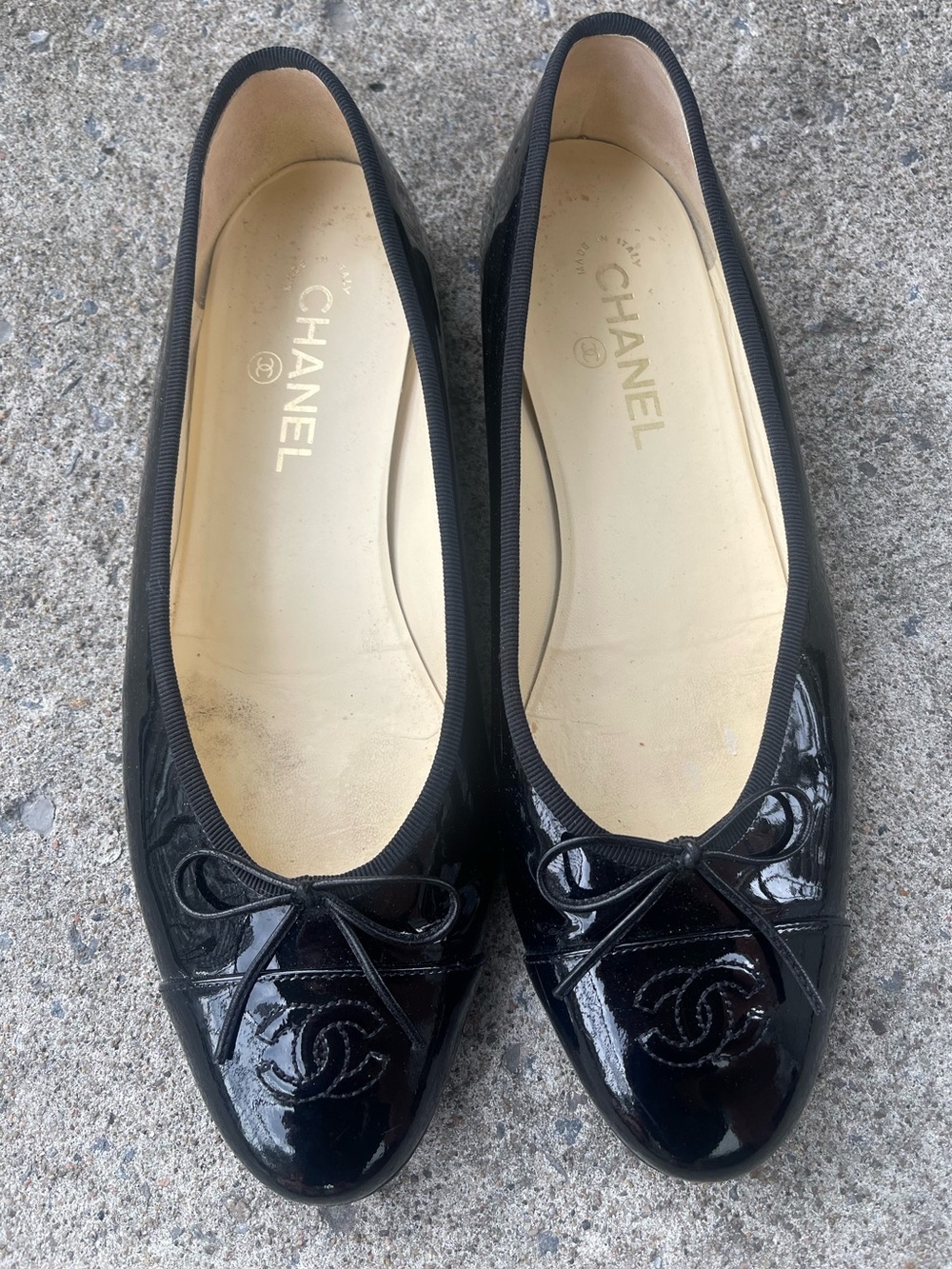 CHANEL Black Patent Leather Cap-Toe Ballet Flats with Bow